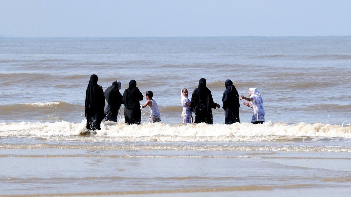 Do moře jen v plavkách. Italská starostka burcuje proti islamizaci pláží